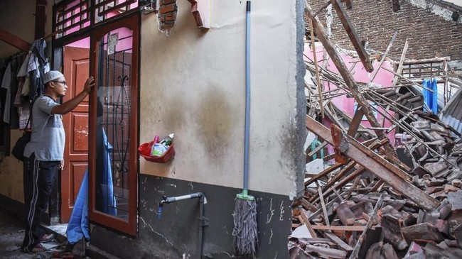 BMKG menjelaskan gempa bumi yang terjadi Minggu (5/8) yang berpotensi tsunami lantaran patahan lempeng tektonik memanjang hingga ke dasar laut.