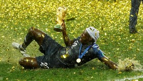img-title Main Hanya 10 Kali Setahun, Mendy Dapat Empat Trofi Bergengsi
