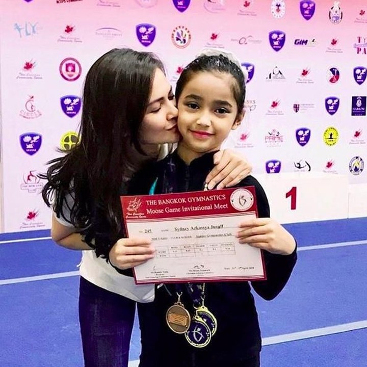 <p>Sydney mendapat 3 medali sekaligus saat pertandingan di Bangkok. Ternyata Sidney adalah putri presenter kenamaan, Cut Tari. Tuh lihat Sydney mendapat ciuman sayang sang bunda yang bangga akan prestasinya. (Foto: Instagram @cuttaryofficial)<br /><br /></p>