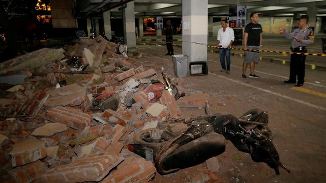 Gempa susulan kembali terjadi di Lombok, Nusa tenggara Barat (NTB), Senin (6/8) pukul 07.28 WIB dengan kekuatan 5,4 Skala Richter (SR).
