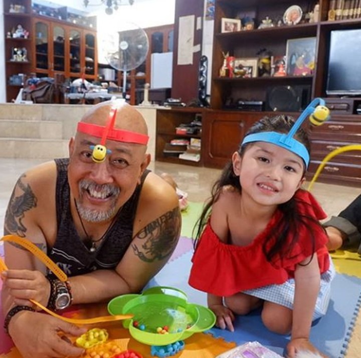 <p>Hi-hi-hi kakek dan cucunya kompak ya pakai ikat kepala lucu. (Foto: Instagram @indrowarkop_asli)</p>