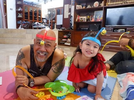 Seru Banget, Saat Indro Warkop Momong Dua Cucu Cantiknya