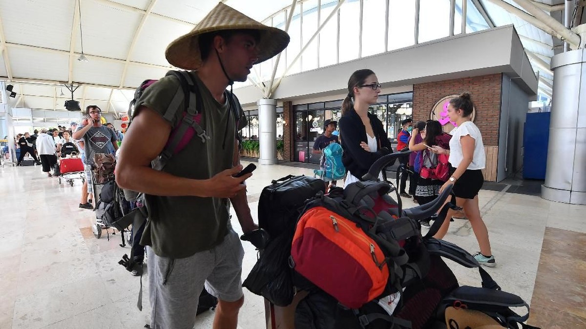 FOTO: Wisatawan Membeludak di Bandara Lombok