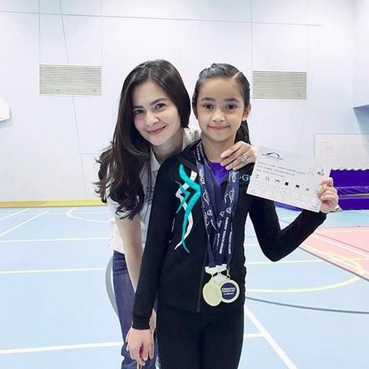 <p>Sidney juga mendapatkan medali saat kompetisi gimnastik di Jakarta. (Foto: Instagram @cuttaryofficial)</p>