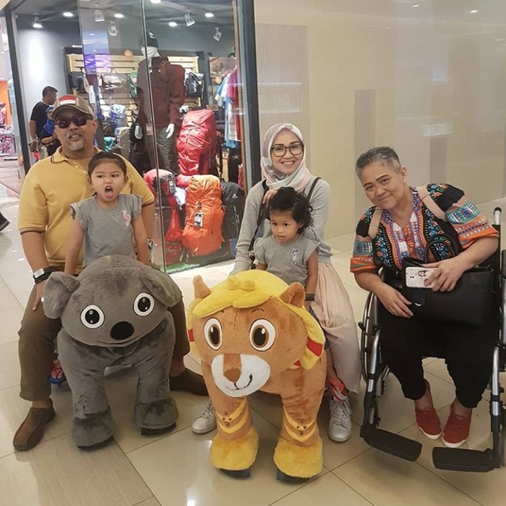 <p>Naik binatang-binatangan bareng cucu seperti ini adalah hal yang sangat membahagiakan. (Foto: Instagram @indrowarkop_asli)</p>