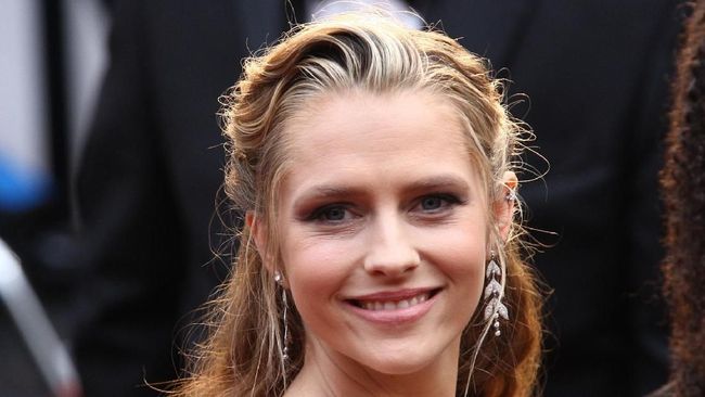 Teresa Palmer baru menjajal hari pertama bertualang di Bali, saat ia merasakan guncangan kuat yang membuat hotel 'rumah pohonnya' di Ubud, Bali terayun-ayun.