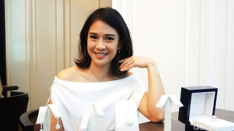Sebagai ibu bekerja, Dian Sastrowardoyo merasakan banyak manfaat dari belanja online nih. Bun. Apa saja ya?