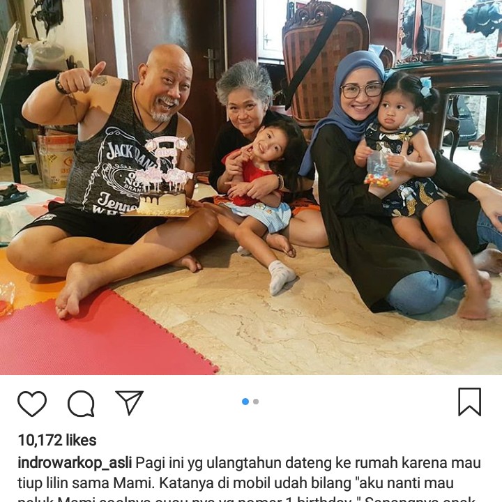 <p>Rumah memang bakal ramai kalau ada anak-anak ya. Tuh lihat Joy, panggilan sayang cucu-cucu untuk Indro Warkop, senyumnya happy banget saat foto bareng cucu, anak, dan istri. (Foto: Instagram @indrowarkop_asli)</p>