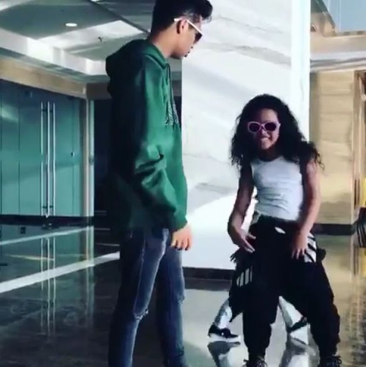 Penyanyi cilik Romaria punya cara seru-seruan murah tanpa harus gadget-an. Simak yuk aktivitas seru ala pelantun 'Malu Sama Kucing' ini.