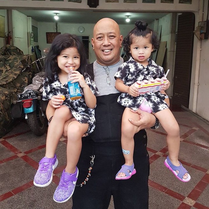 <p>Indro Warkop selalu mendoakan kedua cucunya agar tumbuh jadi anak yang saleha, pandai, dan membanggakan keluarga. (Foto: Instagram @indrowarkop_asli)</p>