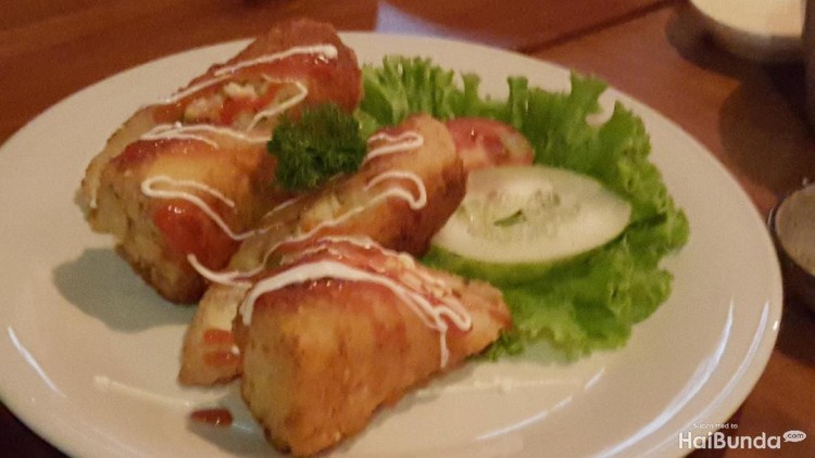 Adakah bunda yang sering kebingungan mencari resep camilan anak? Resep roti gulung isi ragout sayuran ini bisa dicoba. Enak dan simpel.