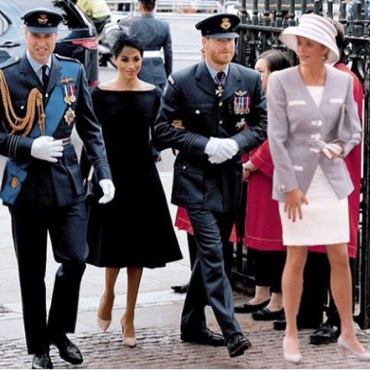 <p>Karya lainnya, Putri Diana seolah-olah berjalan bersama kedua putra dan menantunya. (Foto: Instagram @dianaprincesadegales)</p>