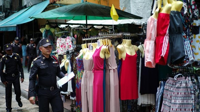 Pedagang kaki lima Bangkok di daerah wisata populer memprotes aturan larangan berdagang yang dikeluarkan pemerintah daerah Ibu Kota Thailand itu.