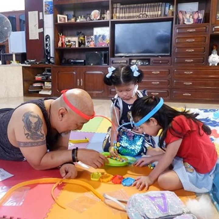 <p>Kakek Indro sepertinya memang partner main kedua cucunya yang menyenangkan. (Foto: Instagram @indrowarkop_asli)</p>