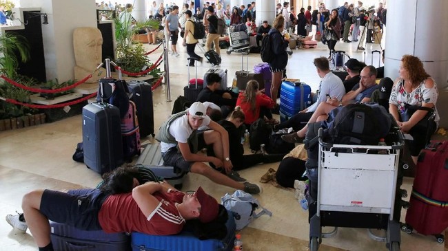 Tiket pesawat tujuan luar Lombok Nusa Tenggara Barat di Bandara Lombok Praya telah habis. Sejumlah maskapai akan menambah penerbangan.