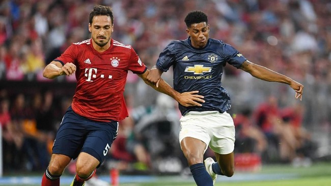 Borussia Dortmund resmi mendatangkan kembali Mats Hummels dari Bayern Munchen dengan nilai transfer €38 juta atau setara Rp527 miliar pada Selasa (19/6).