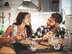 Makan Malam Jam Berapa yang Paling Baik? Ini Penjelasan Pakar