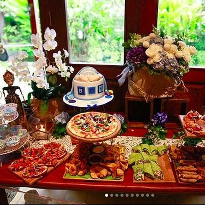 <p>Happy Salma mendapatkan kejutan baby shower dari sahabatnya. Baby shower ini dilakukan di bulan ke-9 kehamilannya. (Foto: Instagram @happysalma)<br /><br /></p>