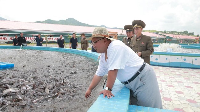 Pemimpin Korea Utara Kim Jong Un mengecam pihak yang disebutnya kekuatan musuh karena menerapkan sanksi yang bersifat merampok negara itu. 