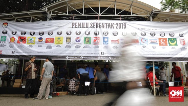 Komisioner Komisi Pemilihan Umum (KPU) Wahyu Setiawan menyatakan pihaknya kemungkinan akan mengumumkan caleg mantan napi korupsi demi lindungi masyarakat.