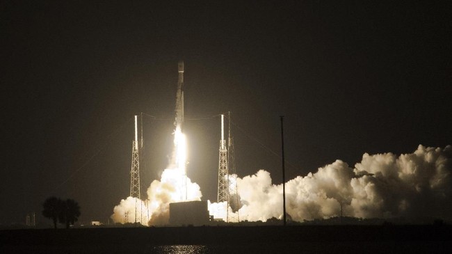 Tagar #SateliMerahPutih ikut meroket di lini masa Twitter tak lama setelah peluncuran satelit milik Telkom dari Cape Canaveral Air Force Station, AS.