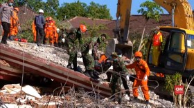 VIDEO: Evakuasi Korban Gempa di Reruntuhan Masjid Lombok