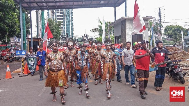 Dinas Tenaga Kerja dan Transmigrasi Kabupaten Mimika meminta PT Freeport Indonesia untuk mempekerjakan kembali para karyawan yang dirumahkan dan diberhentikan.