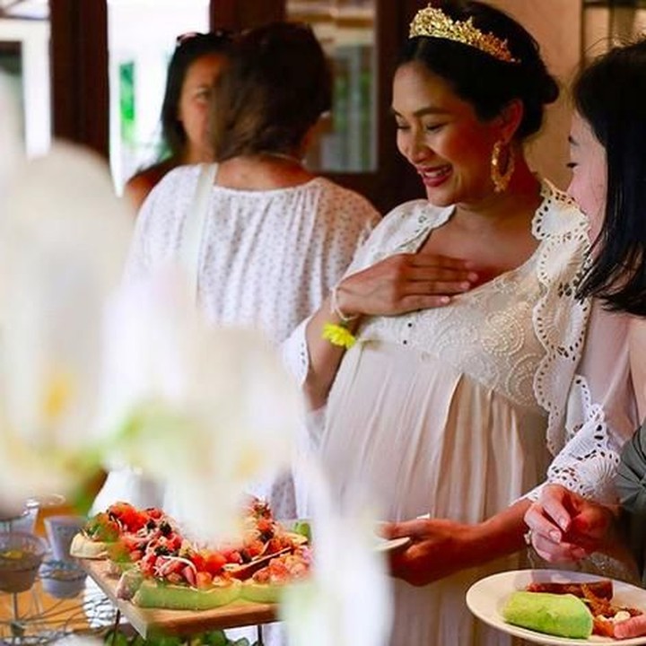 <p>Perut makin besar, Happy Salma terlihat makin cantik. (Foto: Instagram @happysalma)<br /><br /></p>