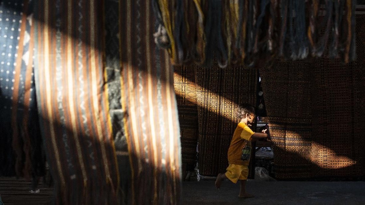 FOTO: 'Menenun' Cerita Kain Tenun Ikat di Pasar Alok
