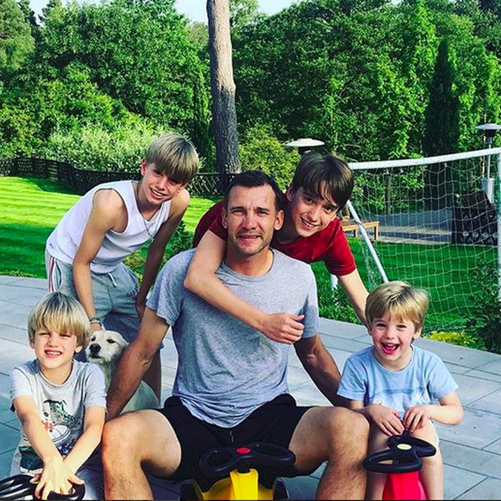 <p>Kompak selalu ya Ayah Sheva dan empat jagoannya. (Foto: Instagram/ @andriyshevchenko)  </p>