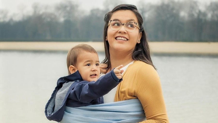 Gendong Anak dengan Posisi Kaki Mengangkang, Berbahayakah?