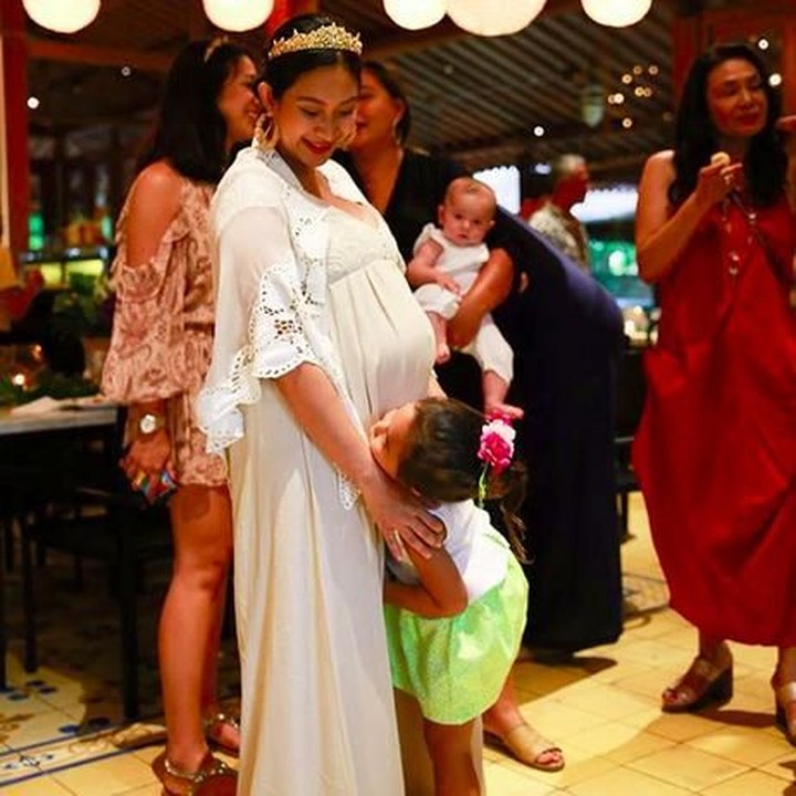 <p>Anak pertama Happy Salma sepertinya tidak sabar menunggu kelahiran adiknya. (Foto: Instagram @happysalma)<br /><br /></p>