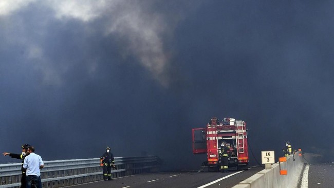 Truk tangki BBM milik pertamina terbakar di Jalan Tol Dalam Kota arah ke Cawang, Jakarta Timur, Minggu (21/7) dini hari yang mengakibatkan dua orang tewas.