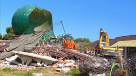 Tim SAR Terus Melakukan Evakuasi Korban Reruntuhan Masjid