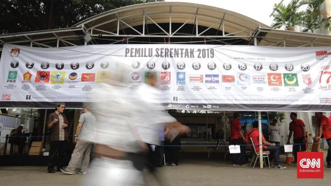 Caleg Tertutup Diduga Khawatir Catatan Negatif Terbongkar Ahli hukum tata negara Feri Amsari menilai caleg yang tertutup dan enggan memublikasikan informasi bisa saja menyimpan catatan negatif.