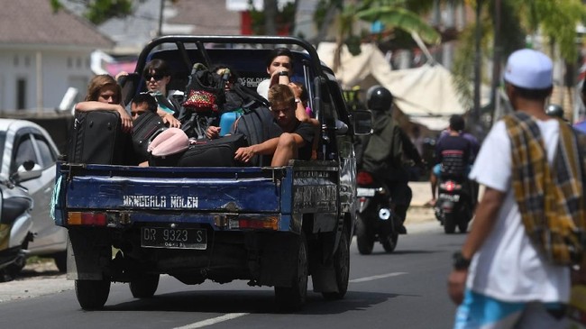 FOTO: Evakuasi Wisatawan Asing Usai Gempa Lombok