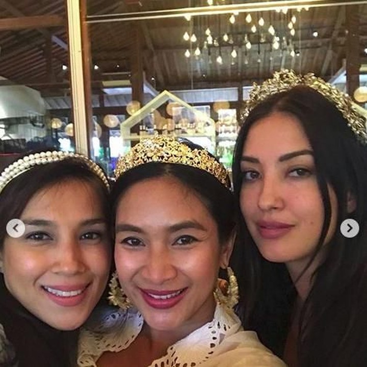<p>Happy Salma senang banget nih mendapat kejutan dari teman-temannya itu. (Foto: Instagram @happysalma)</p>