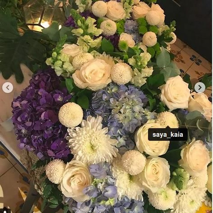 <p>Bunga mawar putih menjadi mayoritas dekorasi di baby shower itu. (Foto: Instagram @happysalma).<br /><br /></p>