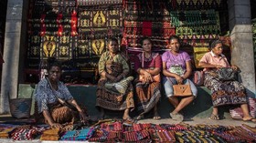 FOTO: 'Menenun' Cerita Kain Tenun Ikat di Pasar Alok