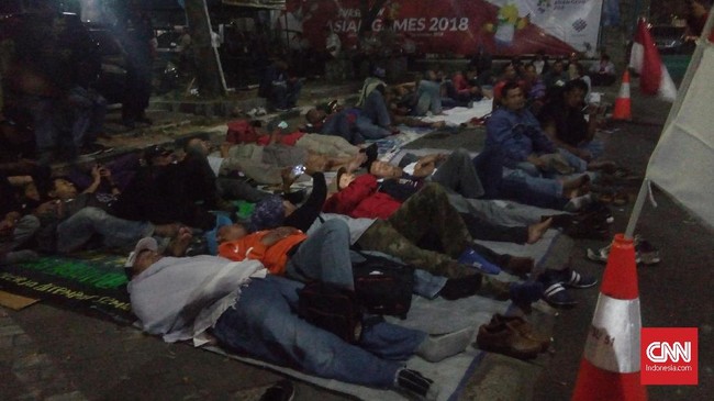 Massa mantan karyawan PT Freeport Indonesia menginap di Kemenaker. Pasalnya, mereka yang sudah mengirimkan surat audiensi belum bisa bertemu dengan Menaker.