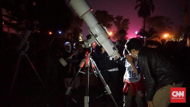 Warga Bandung bisa menikmati langit malam di tengah kota setelah LAPAN meminta warga mematikan lampu untuk mengurangi polusi cahaya saat pengamatan dilakukan.