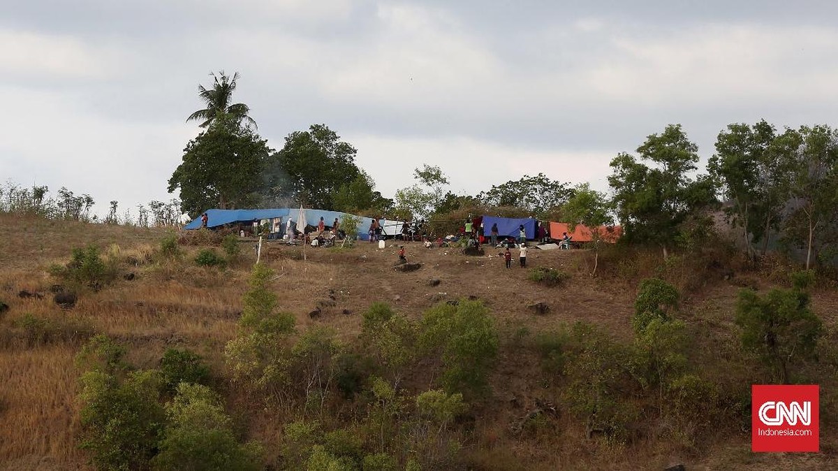 FOTO: Mereka yang Bertahan di Bukit Pengungsian Lombok