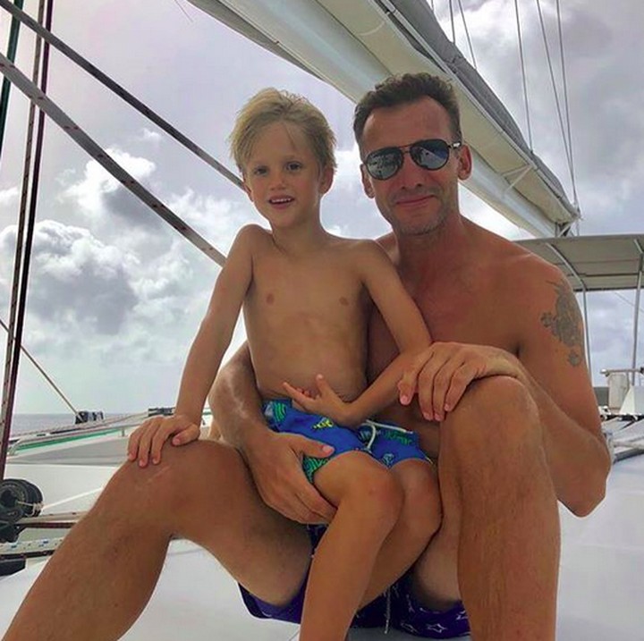 <p>Happy banget sih yang berlayar bareng ayah tercinta. (Foto: Instagram/ @andriyshevchenko)  </p>
