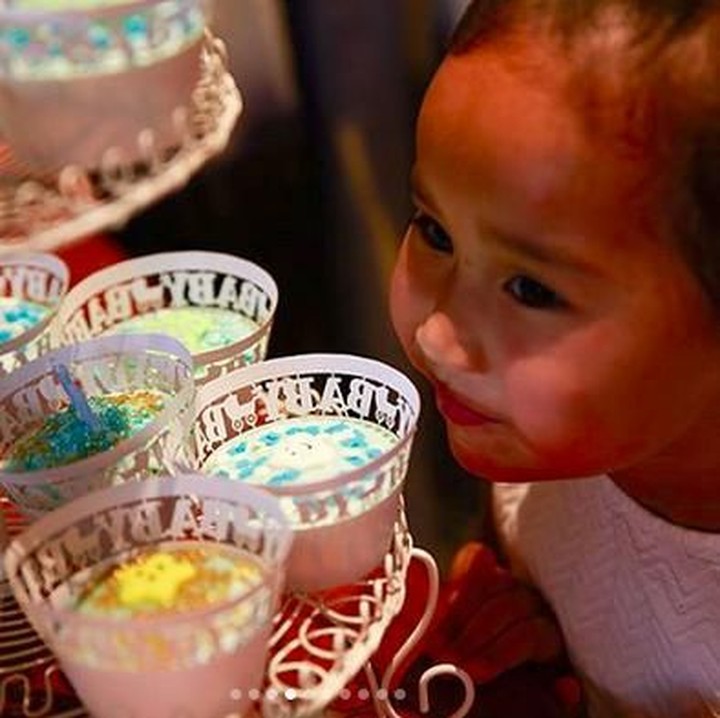 <p>Anak pertama Happy Salma, Tjokorda Sri Kinandari Kerthyasa, suka dengan kue di acara itu. (Foto: Instagram @happysalma).<br /><br /></p>
