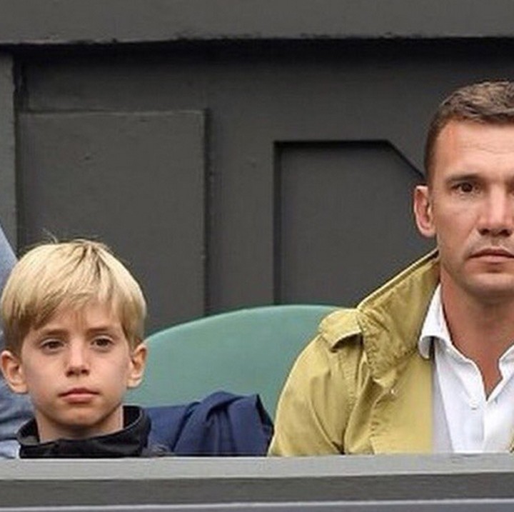 <p>Lihat deh, Bun, ekspresi Ayah Andriy dan Christian ini mirip banget ya? (Foto: Instagram/ @andriyshevchenko)  </p>