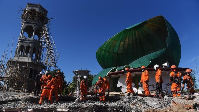 BNPB mencatat ada 460 orang tewas hingga hari ke-10 setelah gempa yang mengguncang Lombok, Nusa Tenggara Barat, Minggu (5/8).