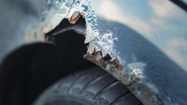 Karat Mengintai Mobil di Musim Hujan, Cek Cara Pencegahannya Sebelum memahami cara mencegah karat, perlu diketahui dulu proses karat terjadi yaitu karena oksidasi logam (korosi).
