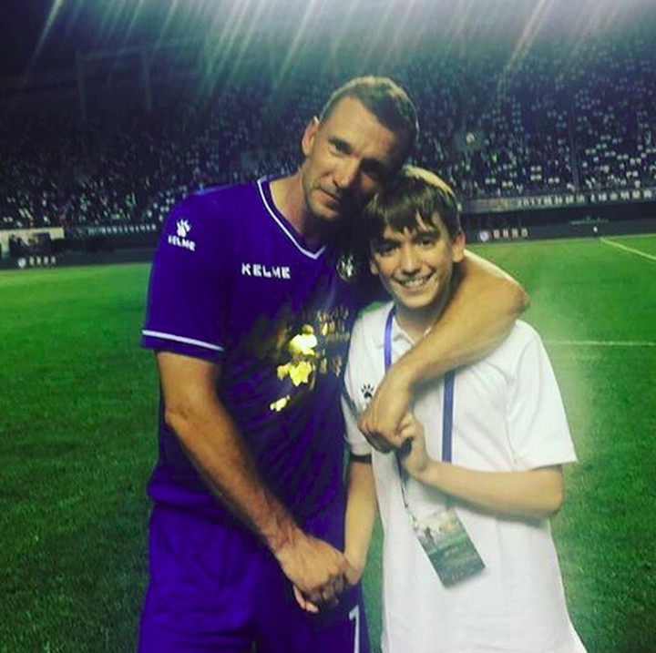 <p>Untuk seorang ayah yang berprofesi sebagai pesepakbola, kehadiran sang anak saat dirinya bertanding bisa jadi sumber semangat. (Foto: Instagram/ @andriyshevchenko)  </p>