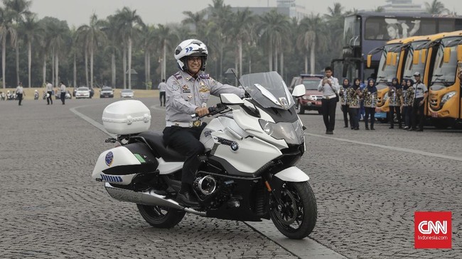 Gubernur DKI Jakarta Anies Baswedan sempat terjatuh saat menjajal moge baru milik Dinas Perhubungan DKI yang akan digunakan untuk mengawal Asian Games 2018.
