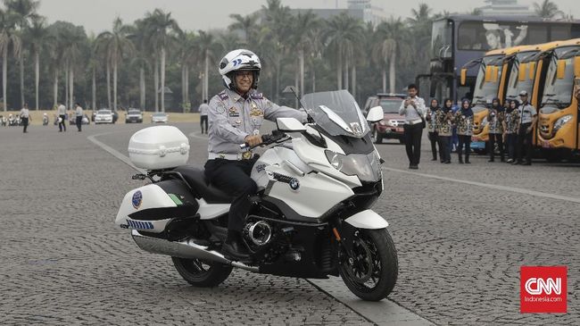 Jajal Moge Dishub DKI di Monas, Anies Tak Mendarat Mulus Gubernur DKI Jakarta Anies Baswedan sempat terjatuh saat menjajal moge baru milik Dinas Perhubungan DKI yang akan digunakan untuk mengawal Asian Games 2018.